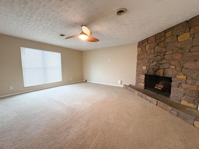 Building Photo - 3 Bedroom 2 Bathroom- No Pets