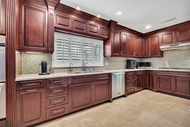 Building Photo - 326 N Doheny Dr