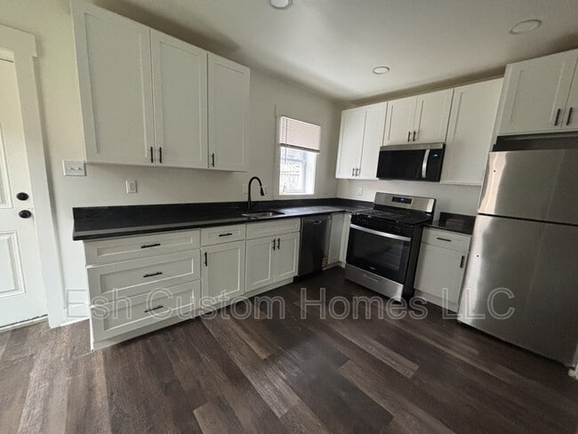 Building Photo - 28 Caroline St