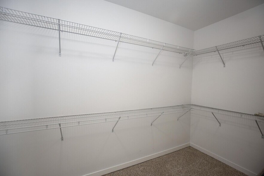 Building Photo - 6803 Staffordshire Crescent