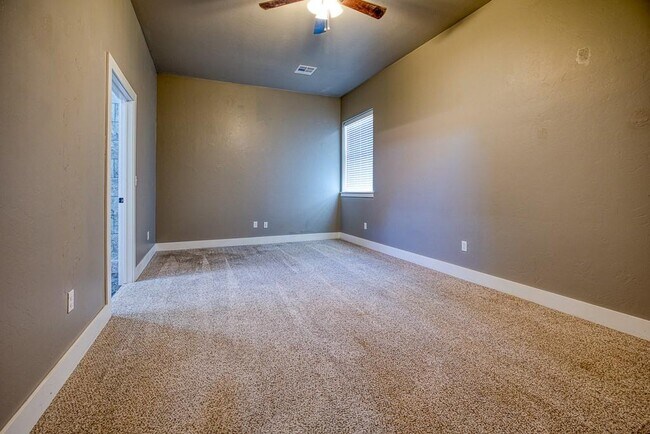 Building Photo - 807 Venice Ct