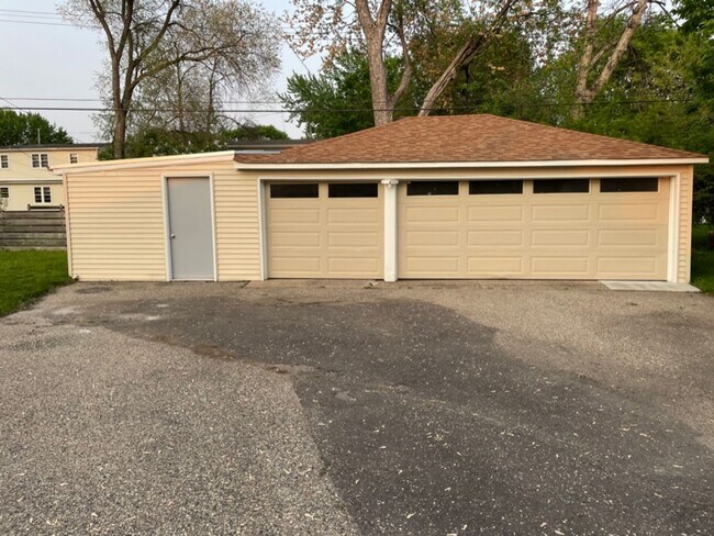 Building Photo - Updated, Modern, 4 Bed, 2 Bath, 3+Car Garage