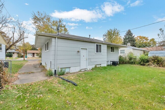 Building Photo - 10772 Spring Garden Dr