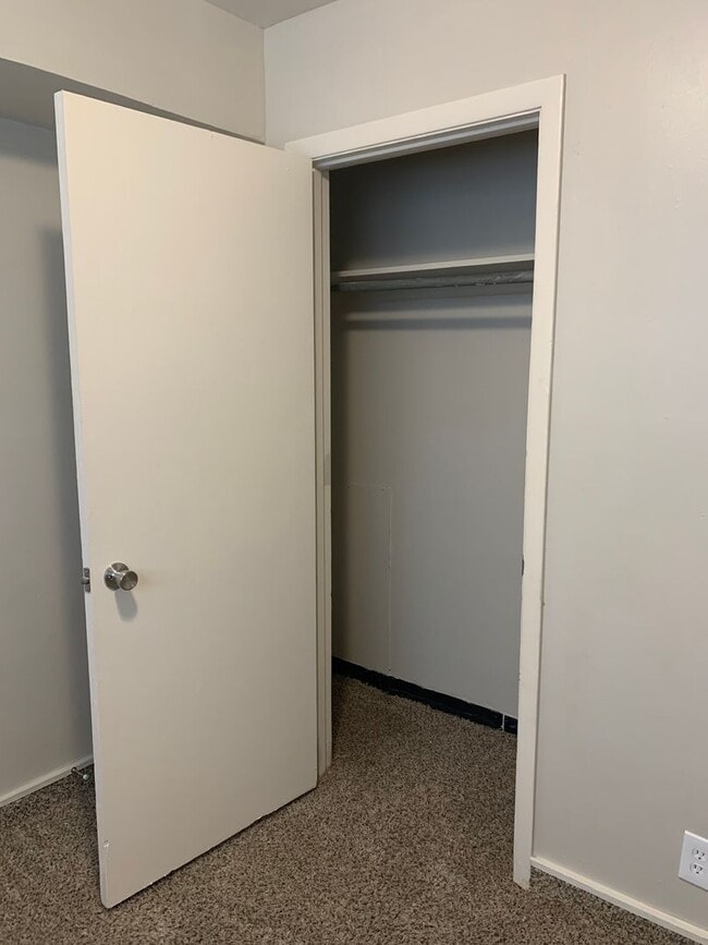 Building Photo - 3 Bed 1.5 Bathroom Townhouse