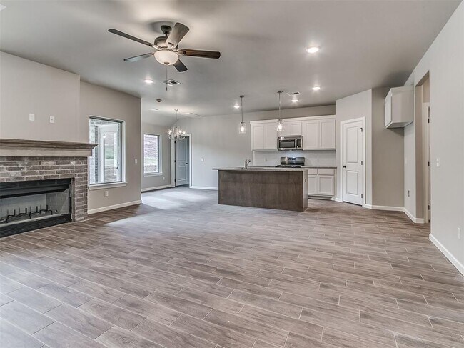 Building Photo - 600 Mirano Ln