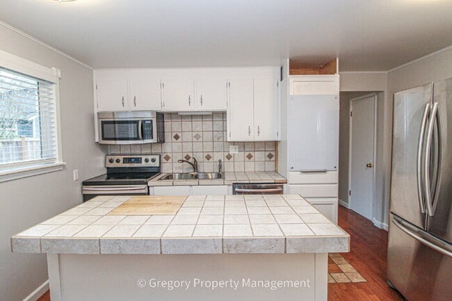 Building Photo - Charming, Well Maintained 4 Bedroom, 2.5 Bathroom Bothell Area Home in Northshore S.D. Spacious F...