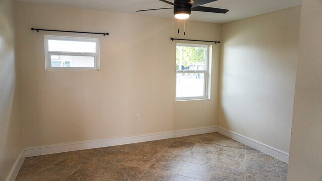 Building Photo - 1502 Ave I