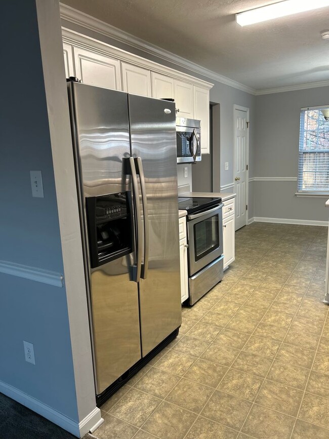 Building Photo - Spacious Family Rental in Prime Location