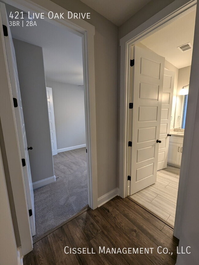 Building Photo - 421 Live Oak Dr