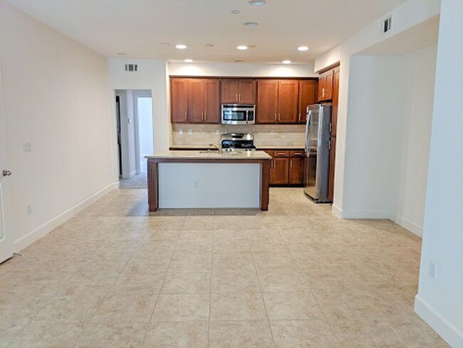 Building Photo - 3 Bed 2 Bath Condo Near Great Mall - Milpitas