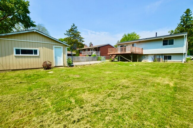 Building Photo - 4703 W Shore Dr
