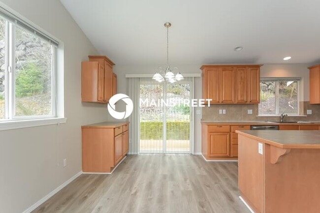 Building Photo - 3 Bedroom Pet-Friendly Home in SPANAWAY, W...