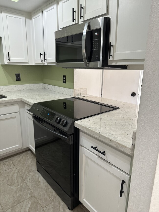 Kitchen Oven/Cabinets - 7521 N 47th Ln