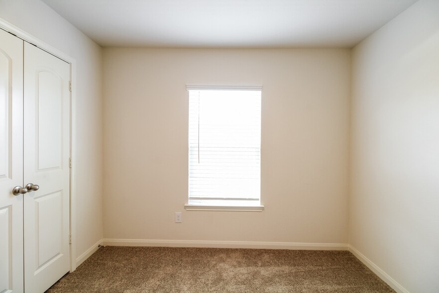 Building Photo - 26627 Ezemily Dr