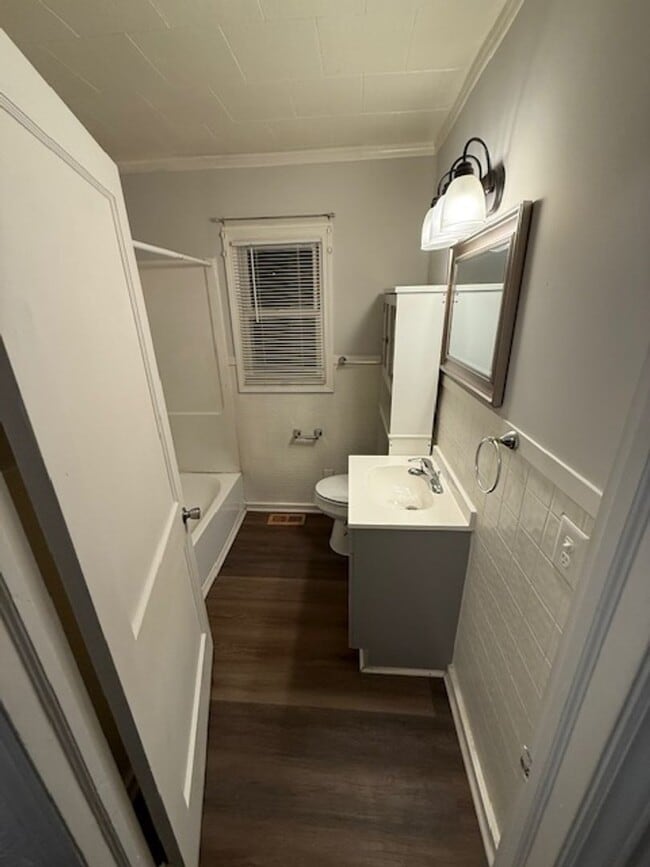 Building Photo - Two bedroom, 1 bath house in Burlington