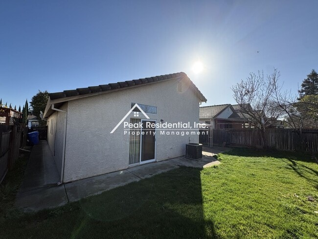 Building Photo - Charming 3bd/2ba Elk Grove Home With 2 Car Garage!