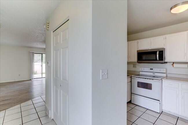 Building Photo - Views,  Garage, End Unit Townhome