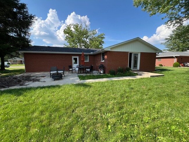 Building Photo - Welcome to this charming 3 bedroom, 2.5 ba...