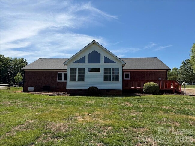 Building Photo - 236 Meadow Oaks Dr