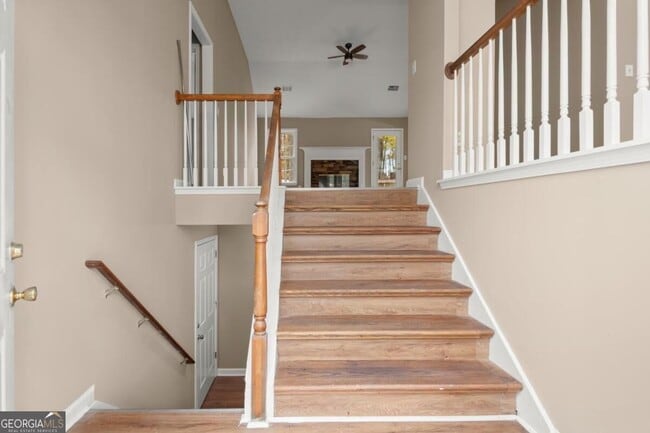 Building Photo - 16 Valleyside Dr
