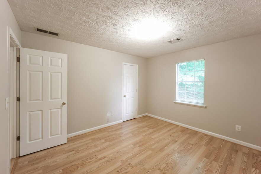 Building Photo - 85 Lakeside Dr