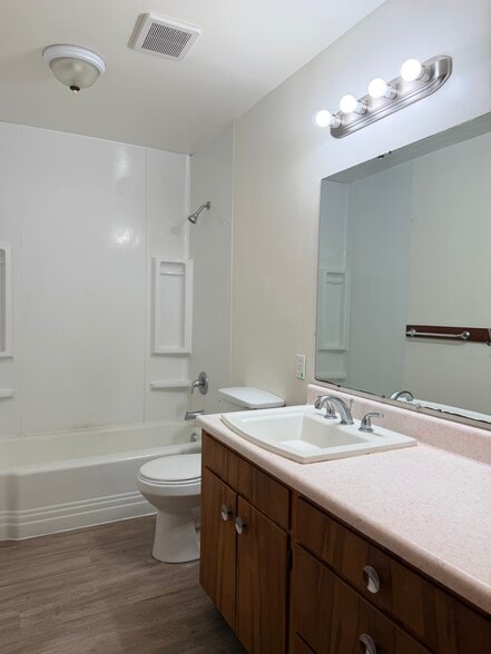 Building Photo - 539 W Crest Dr