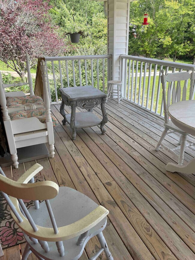 Building Photo - 198 Schools Dr