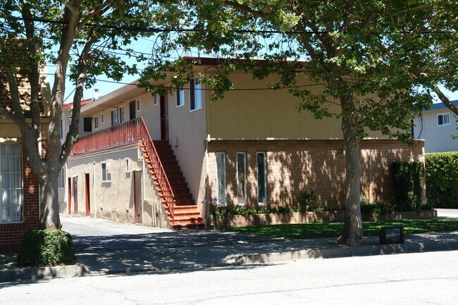 Primary Photo - 1411 S B St