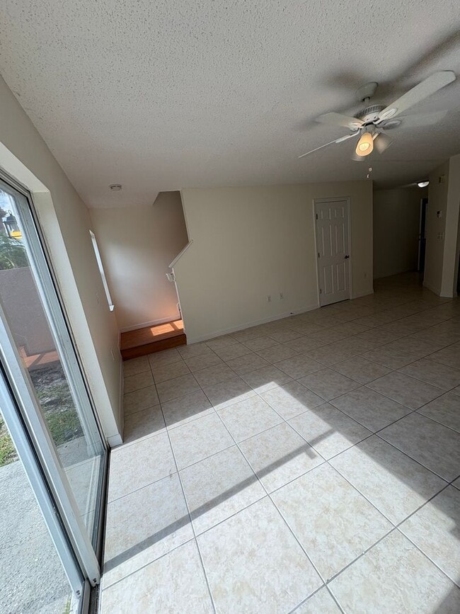 Building Photo - For Rent: 3 Bed / 2.5 Bath Townhome in Ash...