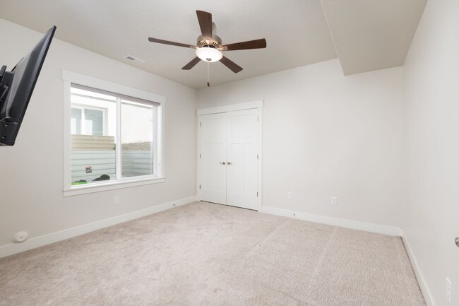 Building Photo - **Charming Home in Provo, UT 84401 – Avail...