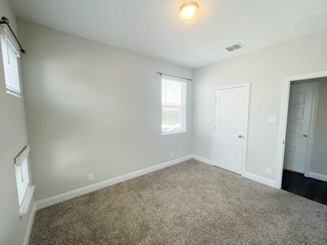 Building Photo - This stunning, 4BED/2BATH, well maintained...