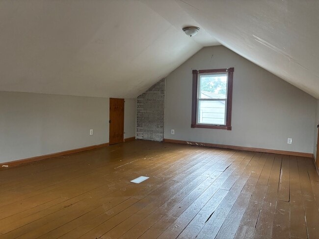 Building Photo - 516 Wrexham Ave