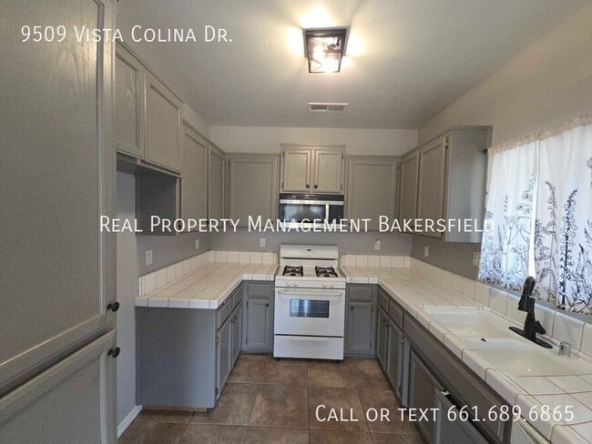 Building Photo - 9509 Vista Colina Dr