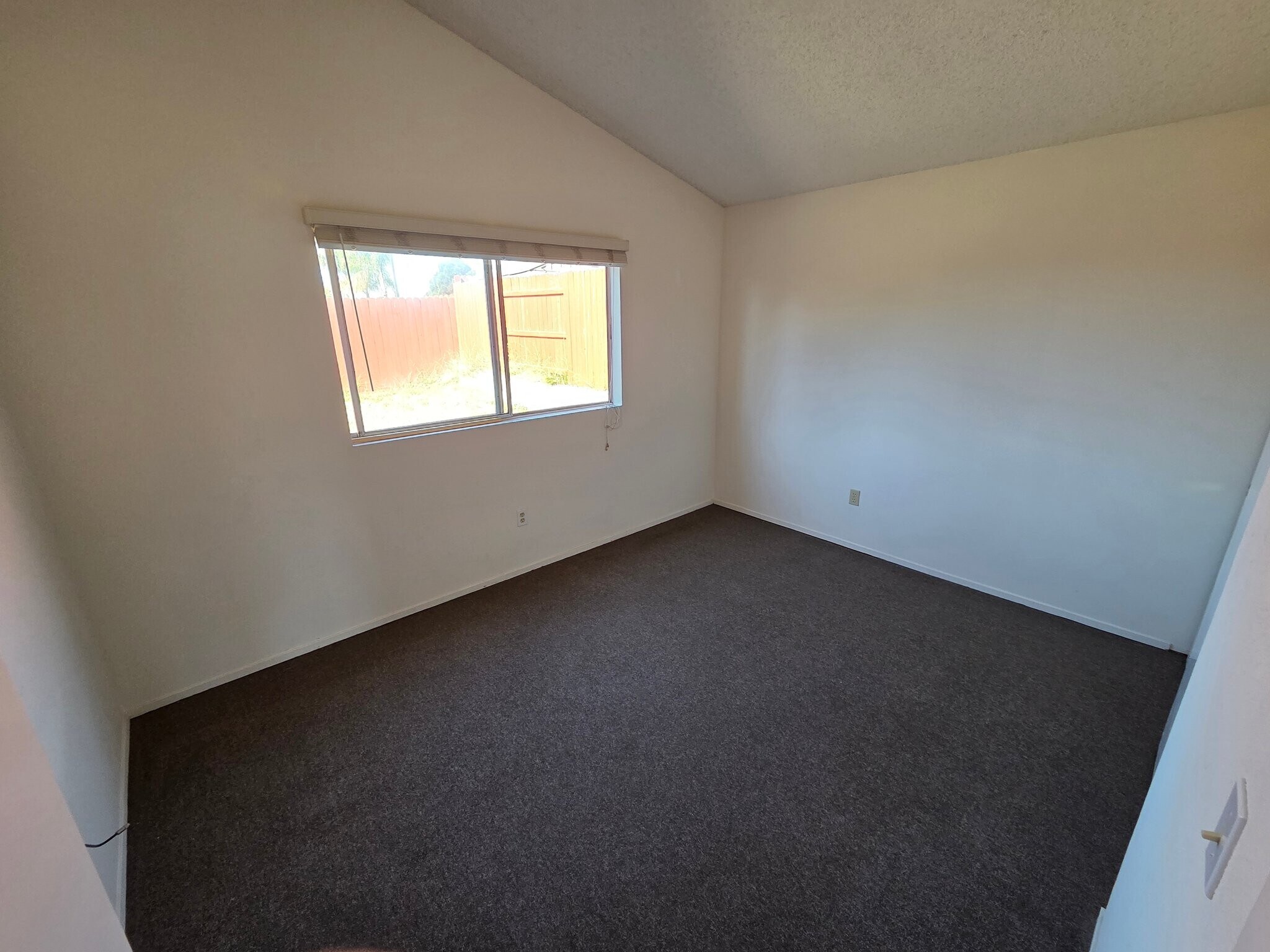 Building Photo - 963 Skyline Dr