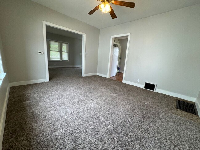 Building Photo - Newly updated 3 bd single fam house ( NO VOUCHERS)