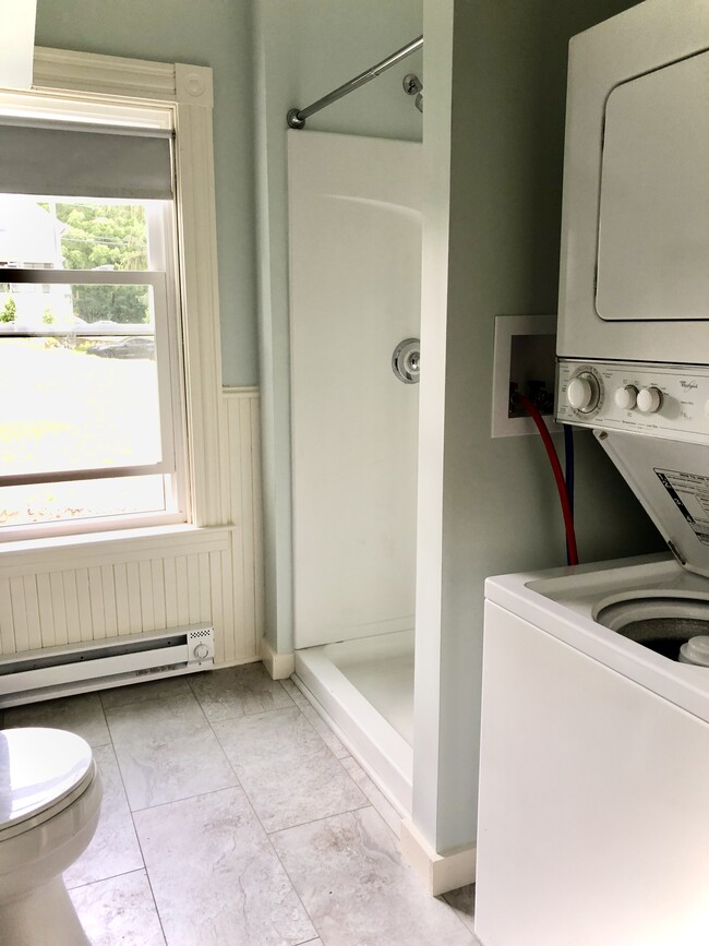 Stand up shower. Washer/dryer. - 17 Rector St