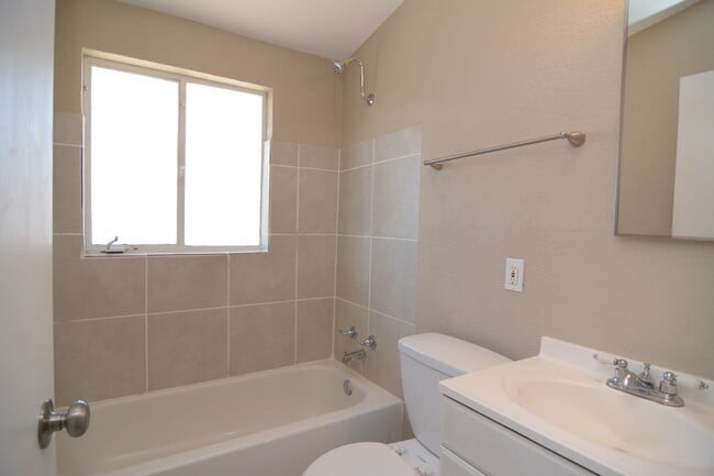 Building Photo - Spacious 2 Bedroom 1 Bath Duplex! Central ...
