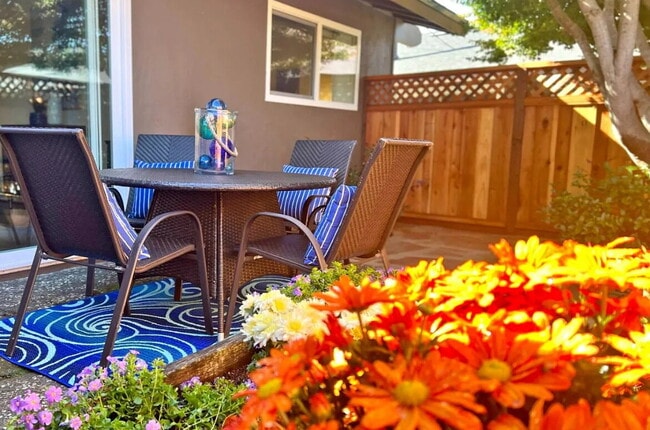 Building Photo - Cozy single level end unit located in Oliv...