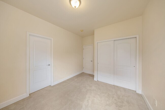 Building Photo - 832 Montclair Dr
