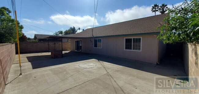 Building Photo - 1642 N Russell Ave