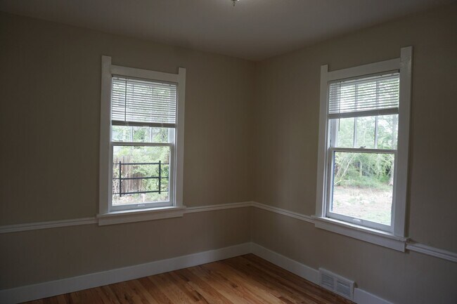 Building Photo - Cute Bungalow in Established Lakewood Neighborhood!