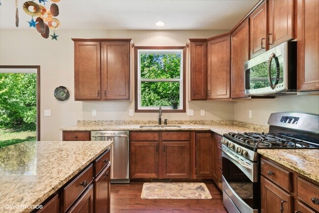 Building Photo - 4505 Yellowstone Ln N