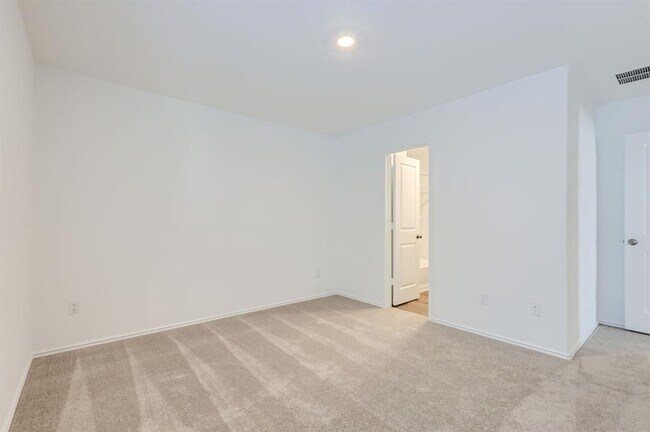 Building Photo - 121 Standing Rock Ln