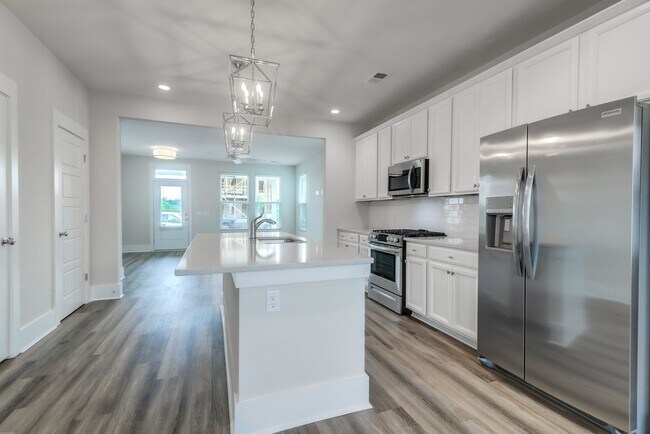Building Photo - Beautifully Maintained 3 Bedroom, 2.5 Bath...