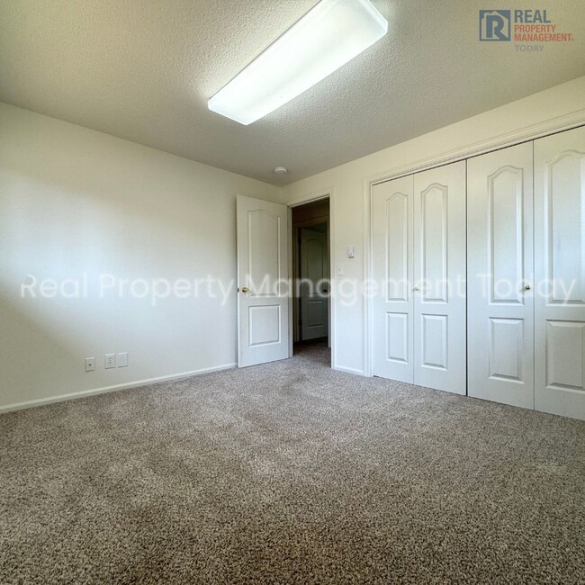 Building Photo - Charming 3 Bedroom with Huge Backyard!