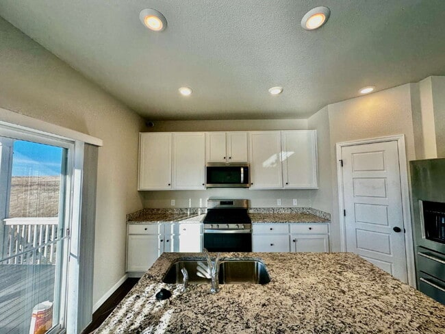 Building Photo - "Experience Spacious Living: 5-Bed, 3-Bath Home in Elizabeth!"