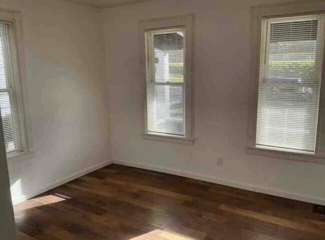 Building Photo - 27 Evans St