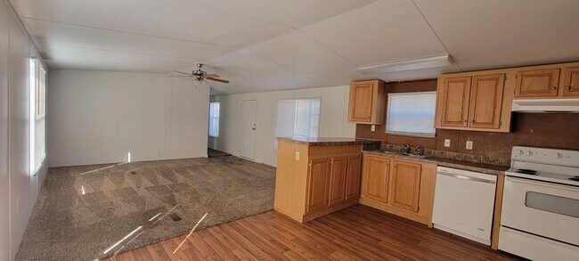 Building Photo - Ready to Move in