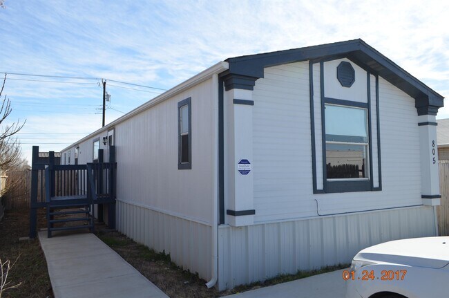 Building Photo - 805 S Weatherford St