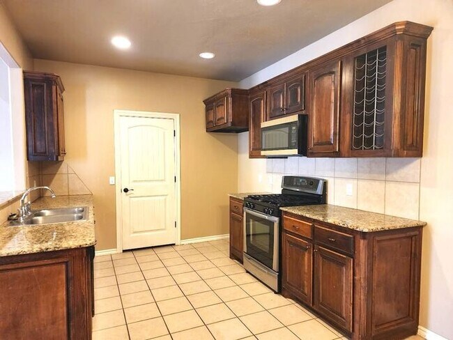 Building Photo - 4 Bed 2 Bath 2 Car Duplex in the Oxford Park Addition in Edmond